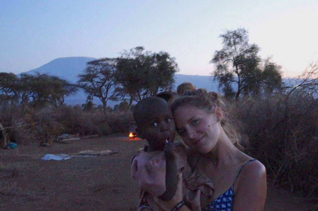 Marion avec un enfant Masaï