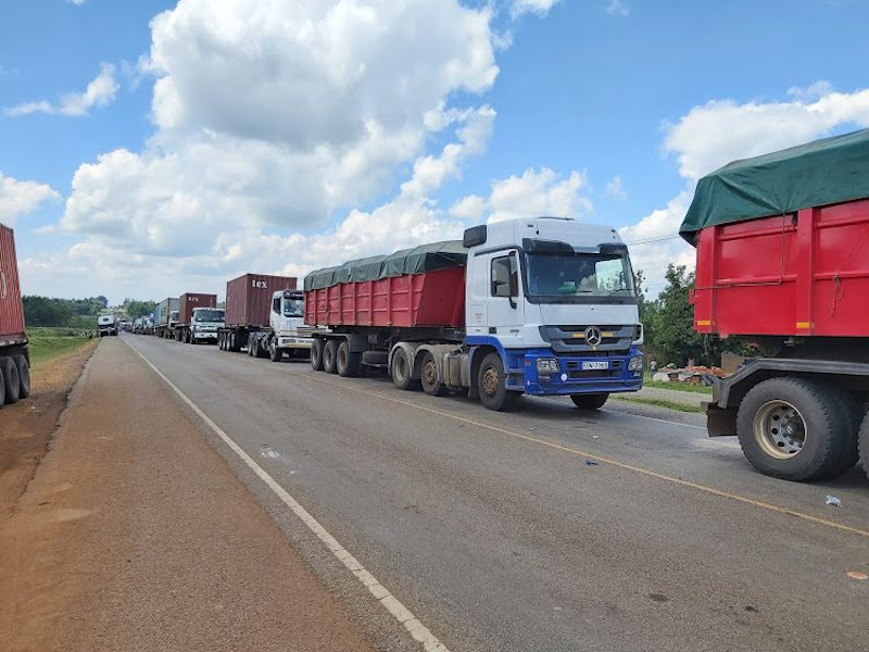 Camions en direction du Parc national d’Amboseli.