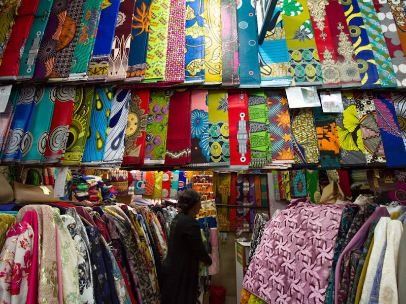 Boutique locale vendant des tissus Wax aux motifs africains colorés, j’adore…
