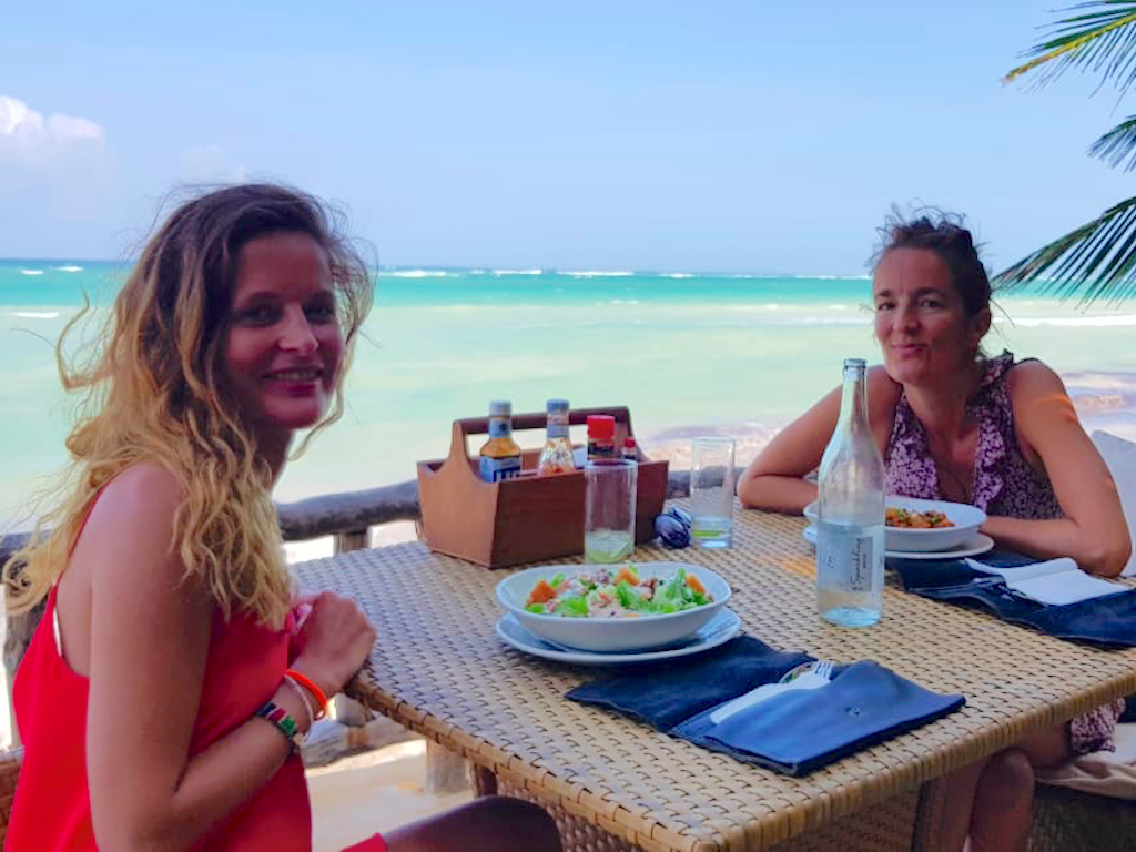 Déjeuner au Swahili Beach Resort, les pieds dans l’eau