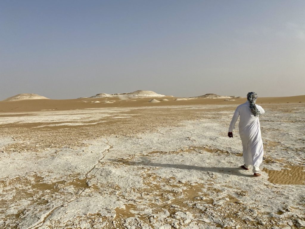 Désert blanc à Siwa en Égypte avec le guide