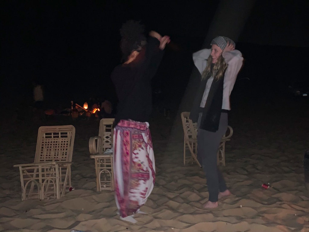 Camp Bédouin la nuit dans le désert de Siwa en Égypte